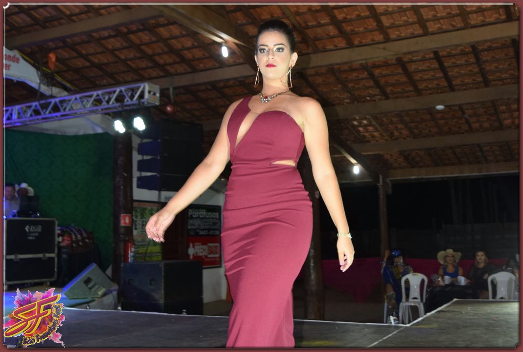 DESFILE DA RAINHA DA EXPOVALE 2019
